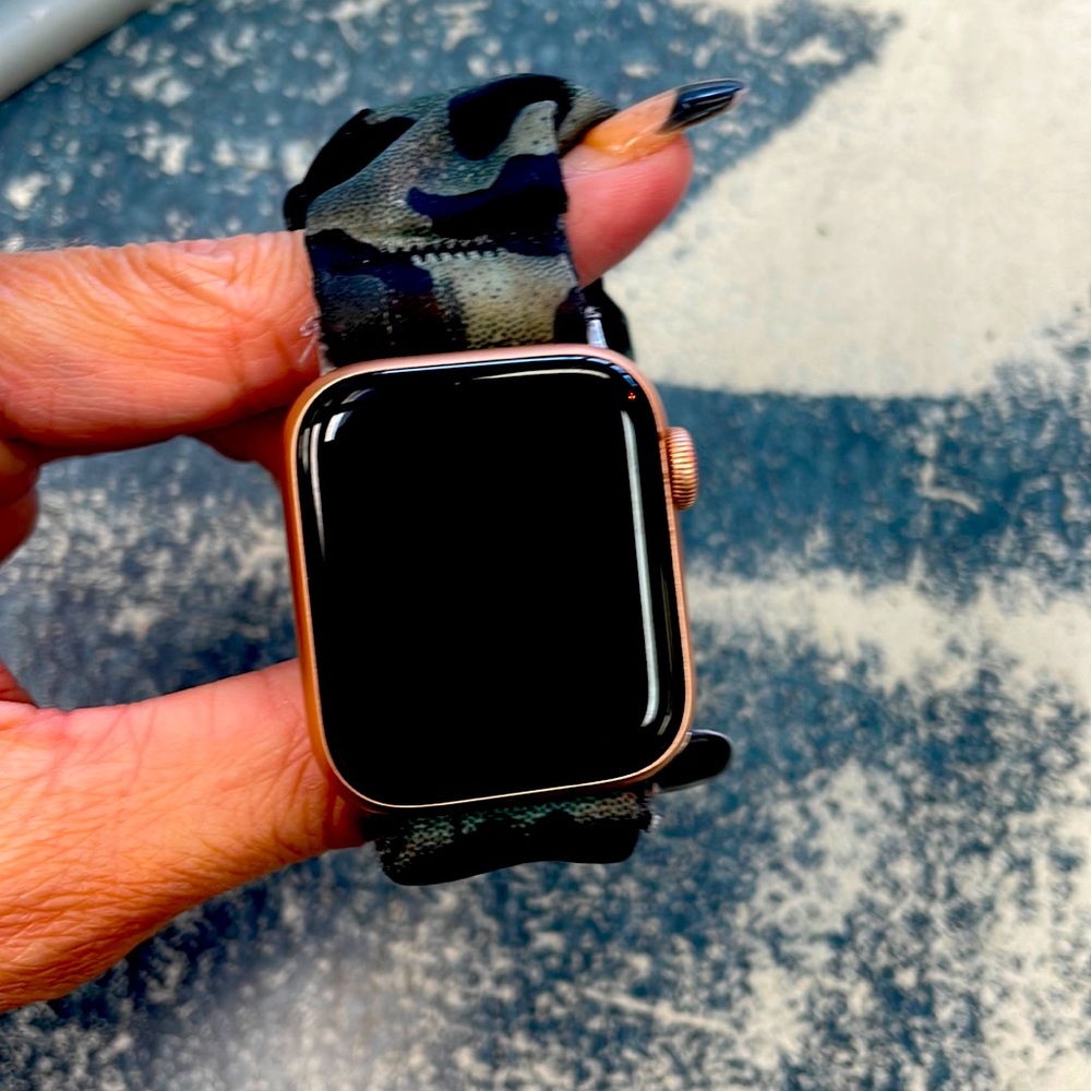Rose Gold Apple Watch SE